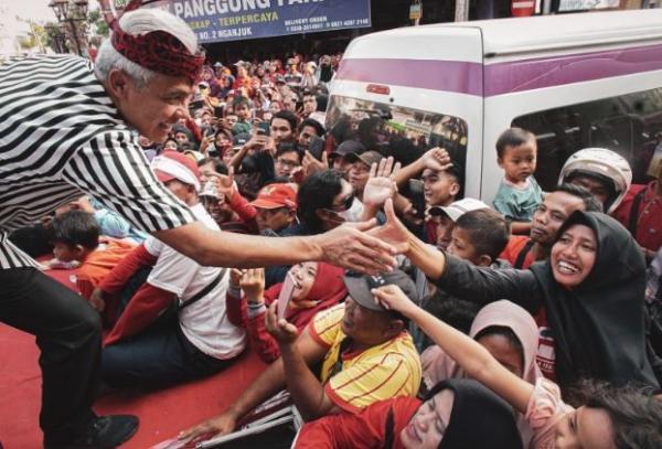 Capres dari PDIP Ganjar Pranowo menyalami warga dalam kegiatan jalan sehat di Alun-Alun Nganjuk, Jumat (23/6/2023). (Foto: ist)