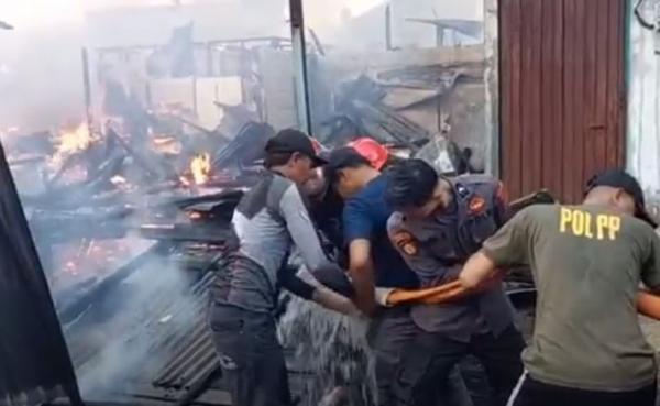 Petugas gabungan berupaya memadamkan api yang melanda belasan rumah di permukiman padat penduduk Kabupaten Berau, Kaltim, Jumat (23/6/2023). (Foto: iNews/Zuhri)