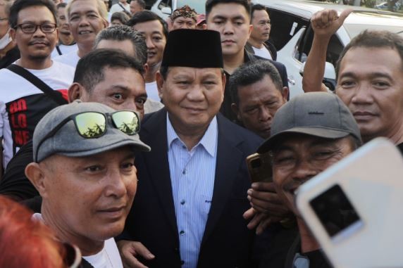 Menhan Prabowo Subianto pose bersama relawan Bolone Mase di Solo. (Foto: ist)