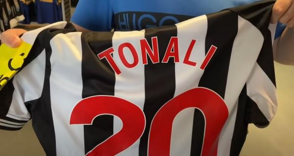 Jersey Sandro Tonali Jersey Sandro Tonali di Newcastle United menjadi buruan para fans. (Foto: YouTube/ Adam Pearson)