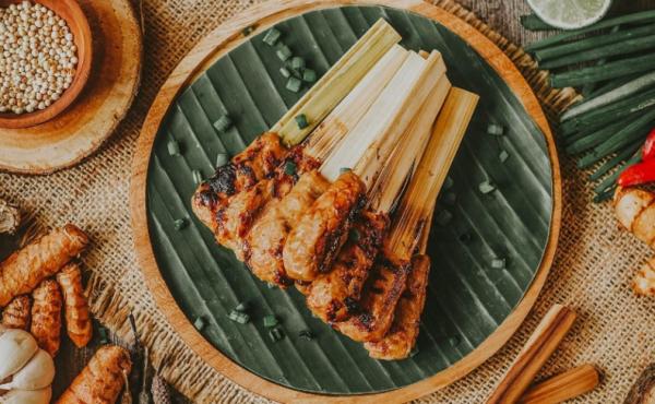 Sate Lilit salah satu menu di Warung Nasi Ayam Kedewatan Ibu Mangku (Foto: Instagram: @nasiayamkedewatan)