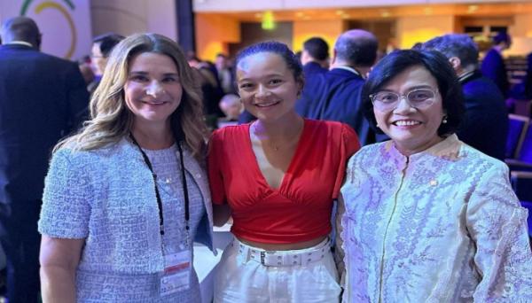 Melinda French Gates, Melati Wijsen, dan Menkeu Sri Mulyani di Paris Summit. Foto: IG Sri Mulyani