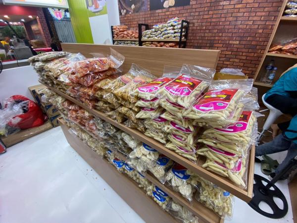 Camilan khas dari Bandung di Jakarta Fair 2023. (Foto: Yusuf Emar)