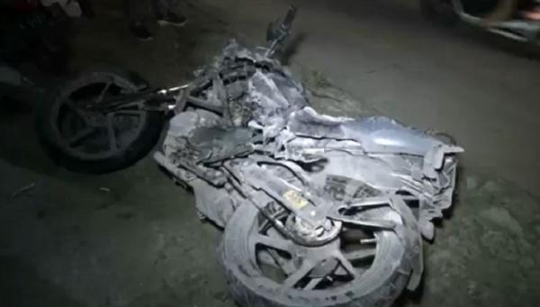 Bangkai motor terbakar di SPBU Jalan Raya Cisoka, Kabupaten Tangerang, Banten, Sabtu (24/6/2023) malam. (Foto; Aimarani).