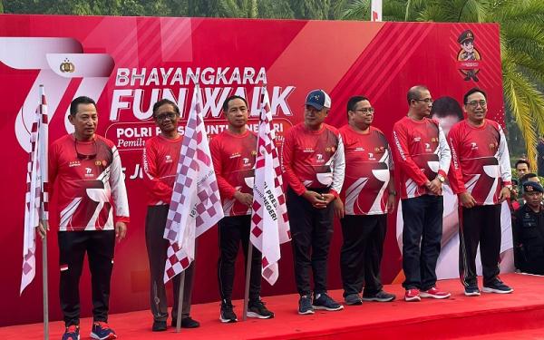 Kapolri hingga Menko Polhukam Mahfud MD Ikuti Fun Walk Hari Bhayangkara ke-77