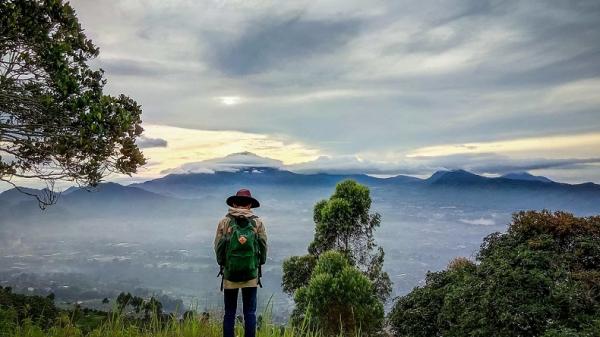 GUNUNG PUTRI LEMBANG Dari puncak Gunung Putri, KBB, pendaki bisa melihat view Kecamatan Lembang. (FOTO: ISTIMEWA)