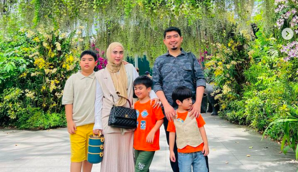 Artis punya anak kembar. (Foto: instagram)
