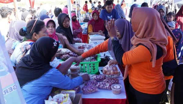 Gerakan Pangan Murah Ratusan Warga Salatiga Serbu Bazar Sembako