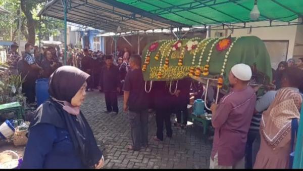 Tangis Haru Iringi Pemakaman Mahasiswi Undip Yang Meninggal Saat ...