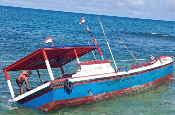 Mesin Bermasalah, Kapal Nelayan Terdampar di Pantai Sadeng Gunungkidul