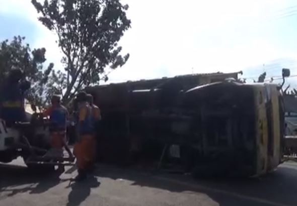 Truk Fuso yang terlibat tabrakan beruntun di Jalan Raya Nganjuk terguling. (Foto: iNews/Mukhtar Bagus)