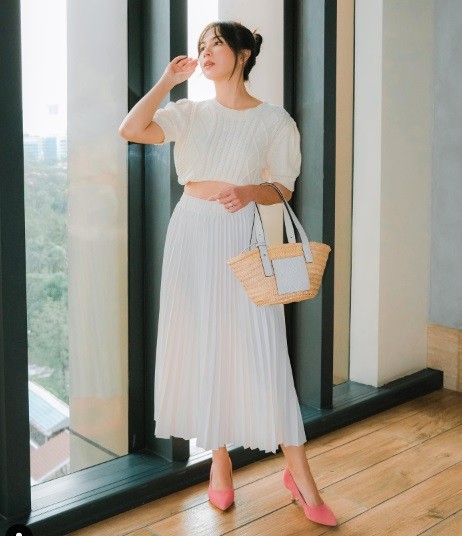 Outfit liburan dengan fashion warna-warni. 