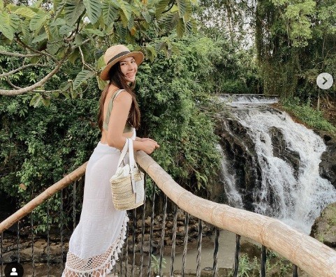 Outfit liburan dengan fashion warna-warni. 