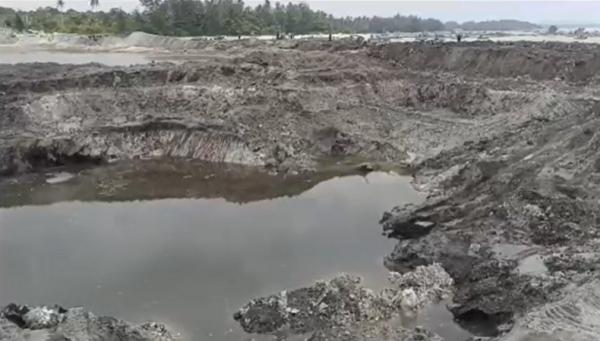 Lubang sisa aktivitas tambang timah di pesisir Pantai Penganak, Kecamatan Parittiga, Bangka Barat. (Foto: Rizki Ramadhani)