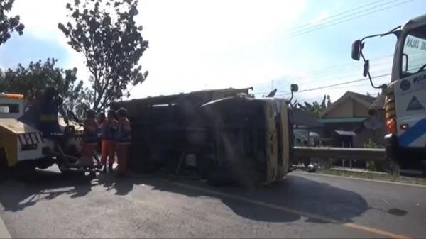 Truk terguling Tabrakan beruntun di Jalan Raya Desa Karangtengah, Kecamatan Bagor, Kabupaten Nganjuk, Jawa Timur melibatkan tiga kendaraan, Selasa (27/6/2023). (Foto: Mukhtar Bagus).