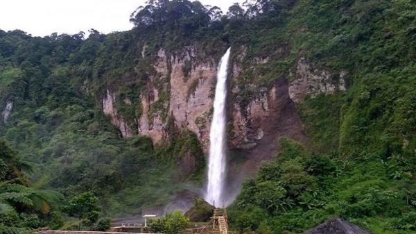 Curug Ngebul Curug Ngebul menawarkan sensasi wisata di tepi air terjun. (Foto: Antara)