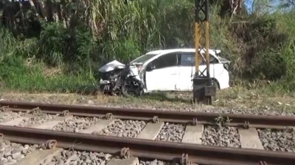Kecelakaan kereta Banyuwangi Kecelakaan terjadi di pelintasan rel kereta api tanpa palang pintu kawasan Klatak, Kelurahan Kalipuro, Kecamatan Kalipuro, Banyuwangi, Jawa Timur, Rabu (28/6/2023). (Foto: Eris Utomo).