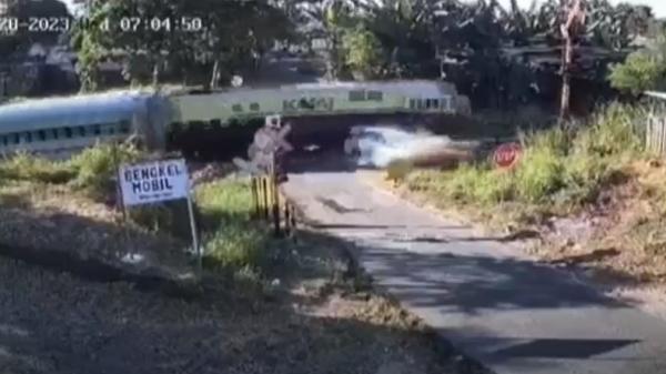 Mobil ditabrak kereta Banyuwangi Detik-detik mobil yang ditumpangi pasutri ringsek dihantam kereta di pelintasan tanpa palang pintu kawasan Klatak, Banyuwangi, Jawa Timur terekam CCTV, Rabu (28/6/2023).