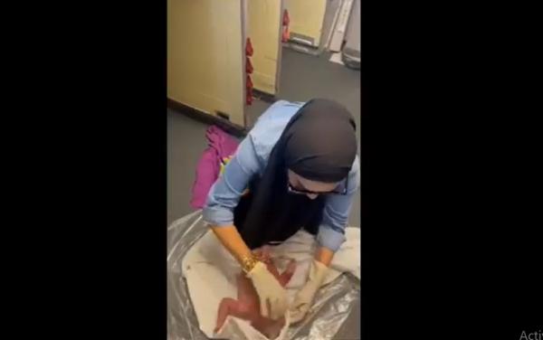 persalinan Tangkapan layar saat make up artist merawat bayi yang baru lahir di pesawat. (deni irwansyah).
