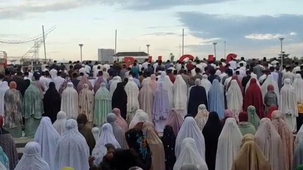 Ribuan Jemaah Muhammadiyah Sholat Idul Adha di Anjungan Pantai Losari Makassar<