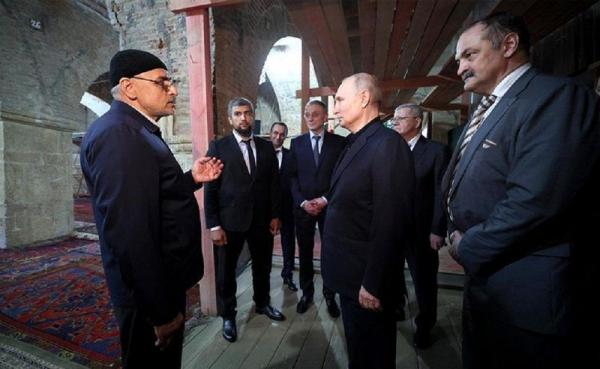 Presiden Rusia Vladimir Putin berbincang dengan pemuka agama Islam di Republik Dagestan, Rabu (28/6/2023). (Foto: Kremlin)