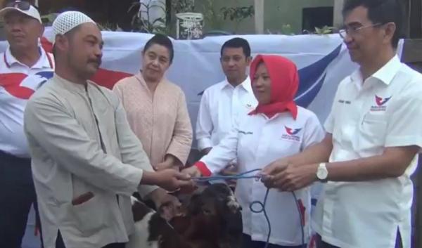 DPW Partai Perindo Bali menyerahkan hewan kurban kepada Majelis Taklim, Rabu (28/6/2023). (Foto: Fery Fadly)