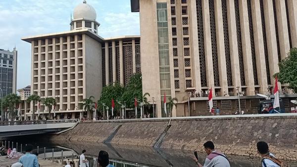 Sejumlah jemaah menjadikan selasar di tepi kali di sekitar kawasan Masjid Istiqlal sebagai tempat salat Idul Adha, Kamis (29/6/2023). (Foto: MPI/Bachtiar Rojab))