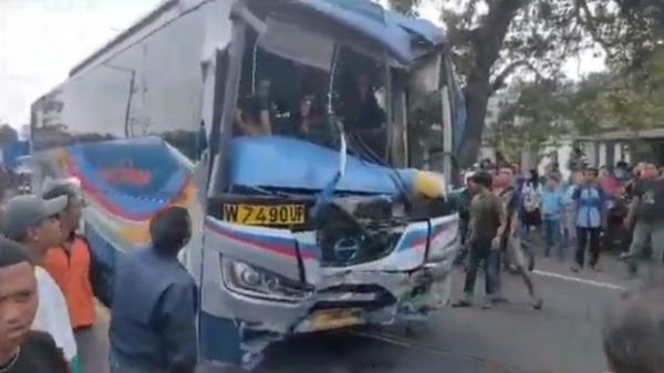 Bus dan truk adu banteng di Sidoarjo Bus Sugeng Rahayu jurusan Surabaya - Solo-Yogya adu banteng dengan truk boks pengangkut es krim di Jalan Raya Balongbendo, Sidoarjo, Jawa Timur, Jumat (30/6/2023). (Foto: Yoyok Agusta).