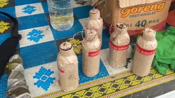 Bom rakitan ditemukan warga di kawasan Simpang Apar, Kota Pariaman atau tepatnya di samping SDN 08 Apar dan rel kereta api, Sabtu (1/7/2023). (Foto: Istimewa).