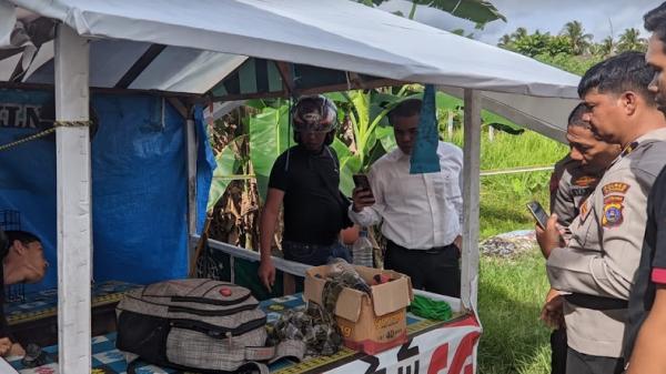 Bom rakitan ditemukan di kawasan Simpang Apar, tepatnya di samping SDN 08 Apar dan rel kereta api, Kota Pariaman, Sumatera Barat, Sabtu (1/7/2023). (Foto: Istimewa).