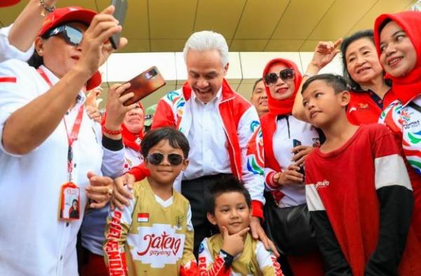 Gubernur Jateng Ganjar Pranowo melepas keberangkatan kontingen Jateng ke FORNAS VII Jabar. (Foto: ist)