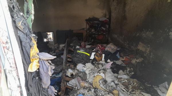 Kondisi rumah kontrakan usai suami bakar istri dan dua anaknya di Cakung (Foto: Danandaya Putra)