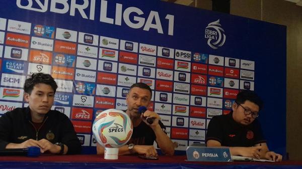 Pelatih Persija Thomas Doll menyinggung soal pemain asing tambahan saat konferensi pers, Minggu (2/7/2023). (Foto: MPI/Andri Bagus Syaeful)