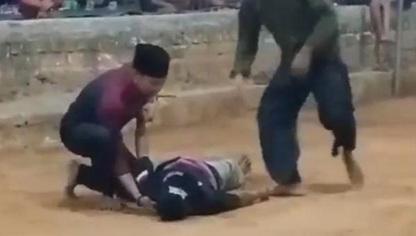 Pesilat Meninggal Madura Monaki Monaki terbaring di atas tanah usai memperagakan jurus silat. (Foto: Taufik Syahrawi)