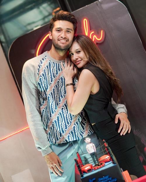  Potret mesra Wulan Guritno dan Sabda Ahessa. (foto: Instagram)