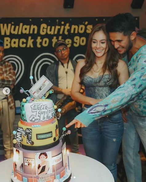  Potret mesra Wulan Guritno dan Sabda Ahessa. (foto: Instagram)