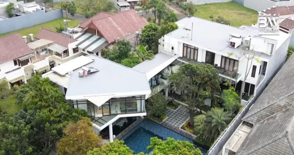 Artis Punya Danau di Rumahnya. (Foto: YouTube)