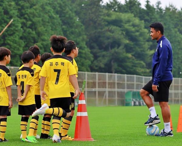 Jeonnam Dragons menggelar coaching clinic sepak bola kepada anak-anak. Pemain Indonesia yang merumput di Jeonnam Asnawi Mangkualam jadi instruktur pada cara tersebut. (foto: instagram/jeonnamdragons_fc)