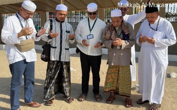 Anies Ditemani Gus Najih Ziarah Ke Makam Kh Maimoen Zubair Di Makkah 3210