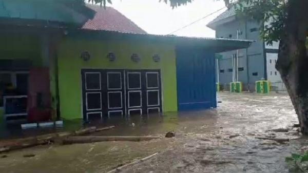 Banjir Sultra Fenomena banjir di Kabupaten Kolaka, Sulawesi Tenggara mengejutkan warga. (Foto: Muh Rusli).