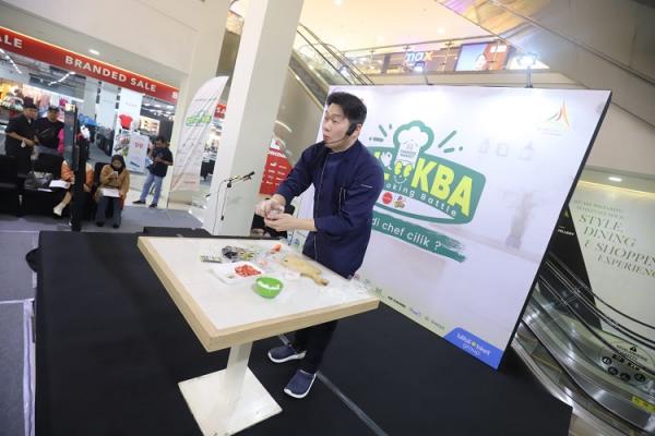 Chef Beng mencontohkan proses pembuatan onigiri. (Foto: dok MNC/Arif Julianto)