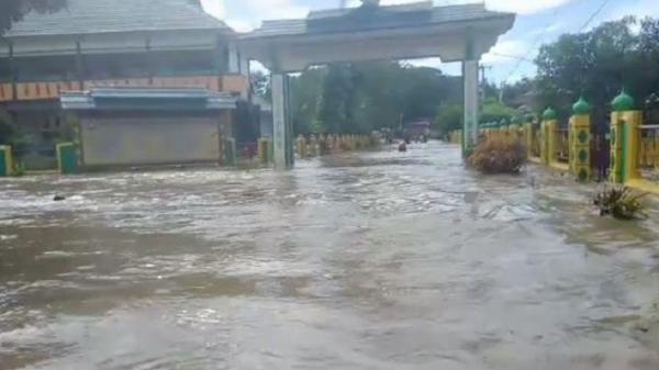 Fenomena banjir di Kolaka Fenomena banjir di Kabupaten Kolaka, Sulawesi Tenggara mengejutkan warga. (Foto: Muh Rusli).