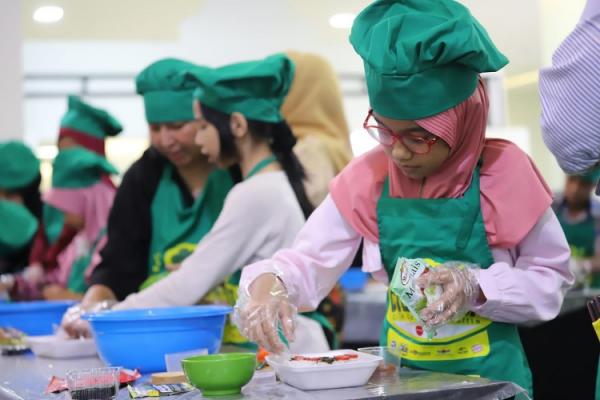 Peserta membuat onigiri. (Foto: dok MNC/Arif Julianto)