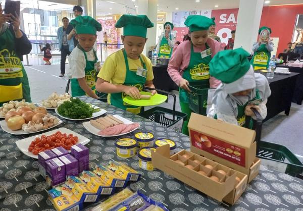 Peserta mengambil bahan masakan. (Foto: dok Sekar)