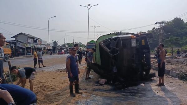 Truk Tangki Terguling Di Bandarlampung Muatan Limbah Sawit Tumpah Ke Jalan