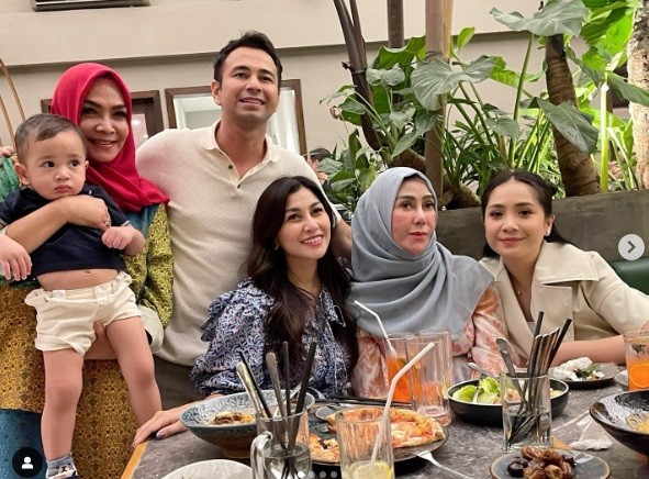 Raffi Dan Mertua Potret artis dan mertua seperti anak dan ibu kandung. (Foto: Instagram)