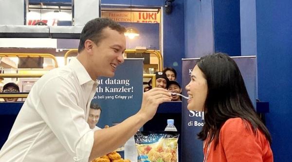 Nicholas Saputra1 Nicholas Saputra menyuapi seorang perempuan di PRJ. (foto: istimewa)