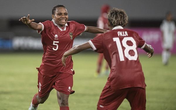 Timnas Indonesia Wanita 2 Pemain Timnas Putri Indonesia U-19, Claudia Scheunemann merayakn gol ke gawang Laos U-19 pada laga Piala AFF U-19 2023 di Stadion Jakabaring, Palembang, Jumat (7/7/2023). (Foto: Instagram/@pssi)