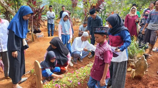 4 Korban Lift Jatuh di Sekolah Az-Zahra Dimakamkan di Bandarlampung (Foto: iNews/Ira Widyanti)