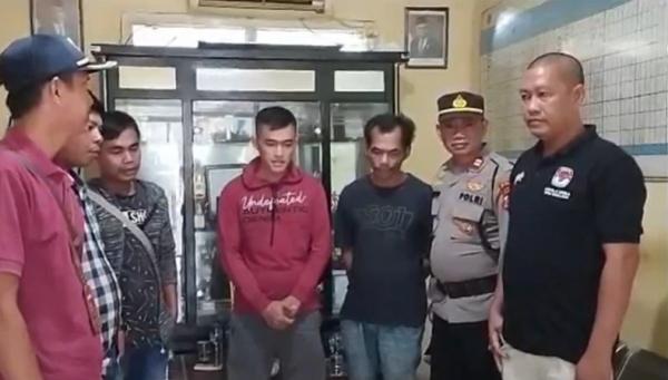 Pelaku pungli jembatan di Pantai Carita, Pandeglang, Banten meminta maaf. (Foto: Iskandar Nasution)